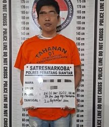 Tersangka RK alias Tolo dan barang bukti diruangan Sat Resnarkoba Polres Pematangsiantar