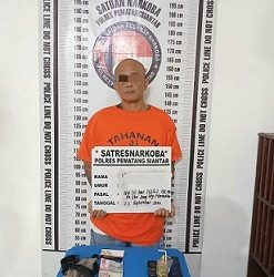 Tersangka HH alias Henri Botak dan barang bukti diamankan diruangan Sat Resnarkoba Polres Pematangsiantar