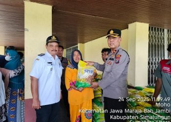 Kapolsek Tanah Jawa, Kompol Asmon Bufitra, S.H., M.H pimpin pelaksanaan kegiatan Gerakan Pasar Murah di Kecamatan Jawa Maraja Bah Jambi