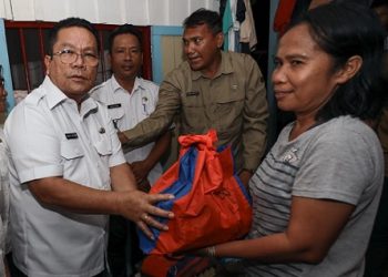 Wali Kota Pematangsiantar Wesly Silalahi SH MKn mengunjungi dan menyerahkan bantuan kepada warga terdampak angin puting beliung di Jalan Bendungan 