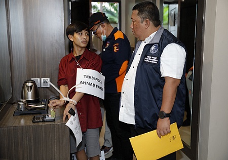 Direktorat Reserse Narkoba Polda Sumut prarekonstruksi kasus peredaran sabu 4,1 Kg dengan tersangka Ahmad Fauzi yang ditangkap di kamar VIP Hotel Golden Eleven