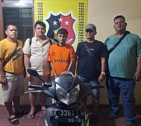 Pelaku Sutedi dan barang bukti diapit Kanit Reskrim IPDA Gerry Simanjuntak SH bersama tim 