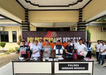 Kapolres Sergai, AKBP Jhon Sitepu didampingi Kasat Reskrim Iptu Binrod Situngkir, dan Kasat Narkoba AKP Arif Suhadi saat konferensi pers di Mapolres Sergai