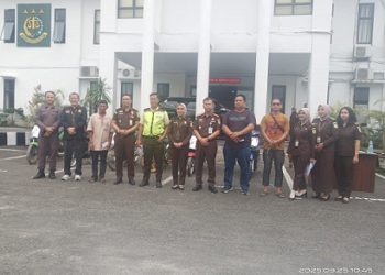 Kajari Pematangsiantar Erwin Purba SH dan panitia photo bersama para peserta pemenang penjualan langsung barang rampasan negara sudah inkracht