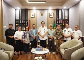 Walikota Medan Rico Tri Putra Bayu Waas saat menerima audensi panitia pelantikan Parsadaan Pomparan Toga Sinaga Dohot Boru (PPTSB) Sumut 1 periode Tahun 2015-2029 yang dipimpin Ketua terpilih Dr Timbul Sinaga. (Foto Ist)