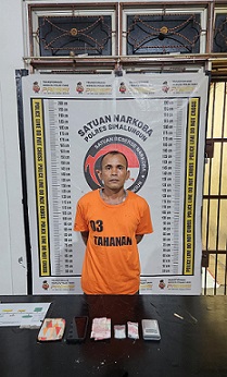 Tersangka Parlindungan Siringoringo alias Patkai dan barang bukti