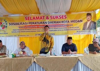 Anggota DPRD Medan Reza Pahlevi Lubis saat sosialisasi Perda (Sosper) Perda No 6 Tahun 2015 tentang pengelolaan persampahan di Jl Kapten Sumarsono, lingkungan IX, Kelurahan Helvetia Timur, Kecamatan Medan Helvetia (Foto Ist)