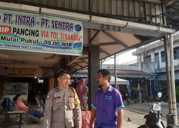 Bhabinkamtibmas Kelurahan Kahean AIPDA H.E. Pane melaksanakan sambang di Loket bus Jalan Sisingamangaraja