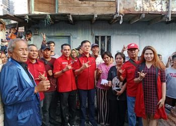 Ketua DPC PDI Perjuangan Medan Hasyim SE, didampingi Bendahara Boydo HK Panjaitan bersama anggota DPRD Kota Medan, Paul Mei Anton Simanjuntak dan Ketua PAC PDI Perjuangan Kecamatan Medan Timur Ruth Pulisa Barus saat memberikan bantuan kepada korban kebakaran di Jalan Gaharu, Komplek PJKA, Kelurahan Gaharu, Medan Timur. (Foto Ist)