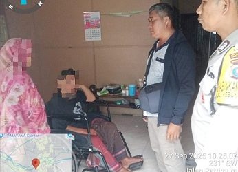 Kanit Reskrim Polsek Siantar Timur IPDA Jhonson Panjaitan saat pimpin cek dugaan KDRT di Jalan Pattimura Ujung