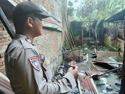 Personil Polsek Siantar Martoba saat olah TKP
