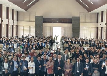 Ephorus HKBP Pdt Victor Tinambunan saat peluncuran buku " Merawat Ciptaan, Menghidupi Iman: Spiritualitas Gereja di Tengah Krisis Ekologi " yang dihadiri Bupati Taput Jonius Taripar Parsaoran Hutabarat, Anggota DPR RI, Maruli Siahaan dan lainya. (Foto Ist)