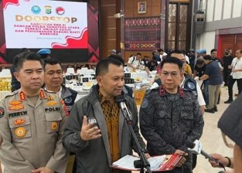 Dirres Narkoba Polda Sumut Kombes Jean Calvijn Simanjuntak, Kepala BNN RI, Komjen Pol Suyudi Aryo Seto dan Kabid Humas Polda Sumut, Kombes Pol Dr. Ferry Walintukan saat memberikan keterangan kepada wartawan. (Foto Ist)
