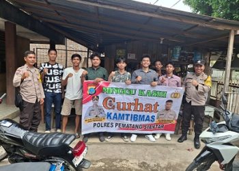 Bhabinkamtibmas Kelurahan Aek Nauli Aipda Herry Tarigan, dan Bhabinkamtibmas Kelurahan Toba Aipda Eko Silalahi menggelar kegiatan Minggu Kasih Kamtibmas kepada Jemaat Gereja GBKP Jalan Nias