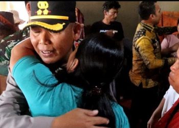 Salah satu ibu menangis sembari memeluk Kapolres Simalungun