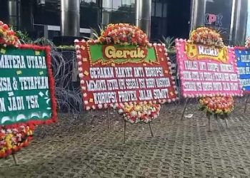 Papan bunga di Gedung KPK minta Bobby Nasution diperiksa. (Foto Ist)