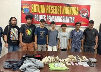 Kedua pelaku AFRF dan RRH beserta barang bukti diapit Kasat Resnarkoba AKP Irwanta Sembiring bersama tim gabungan saat di ruangan Sat Resnarkoba