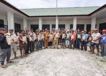Wali Kota Pematangsiantar Wesly Silalahi SH MKn memberikan bantuan benih padi unggul Inpari 32 Label Ungu kepada kelompok tani di kecamatan Siantar Marimbun dan Siantar Martoba secara simbolis.