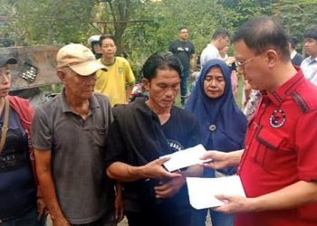 Ketua DPC PDI Perjuangan Medan Hasyim SE saat memberikan bantuan tali asih kepada korban kebakaran di kawasan pinggiran rel Jalan Arief Rahman Hakim Gang IV, Kelurahan Sukaramai II, Kecamatan Medan Area. (Foto Ist)