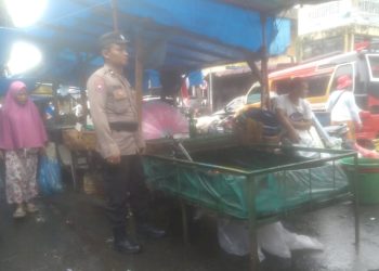 personil Piket Bhabinkamtibmas Aipda Julham Efendi Saragih dan Bripka Edward melaksanakan patroli dan sambangi para pedagang Eks Gedung IV Pasar Horas
