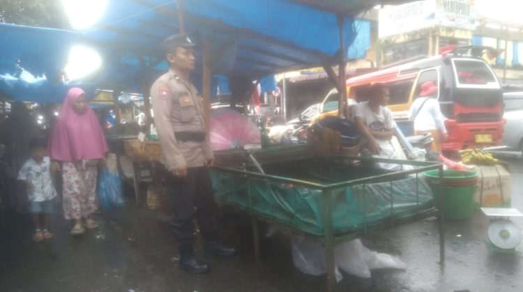 personil Piket Bhabinkamtibmas Aipda Julham Efendi Saragih dan Bripka Edward melaksanakan patroli dan sambangi para pedagang Eks Gedung IV Pasar Horas