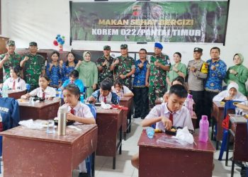 Bhabinkamtibmas Kelurahan Teladan BRIPKA Surya Darma monitoring kegiatan pemberian Makanan Bergizi Gratis (MBG) di SD Negeri 12232
