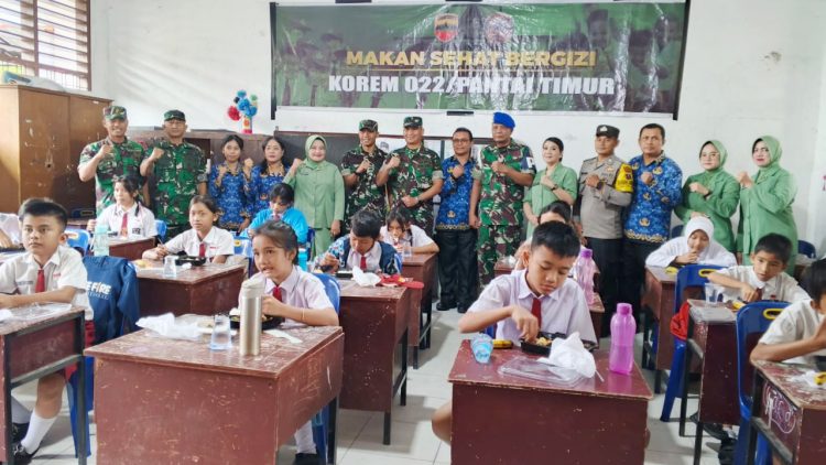 Bhabinkamtibmas Kelurahan Teladan BRIPKA Surya Darma monitoring kegiatan pemberian Makanan Bergizi Gratis (MBG) di SD Negeri 12232
