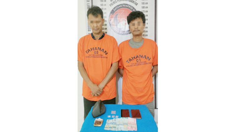 kedua tersangka, MS dan KA beserta barang bukti