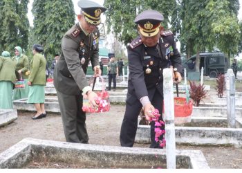 Kapolres Simalungun AKBP M. Aritonang, SH, SIK. MH saat tabur bunga di Makam Pahlawan TMP Nagur Kota Pematangsiantar