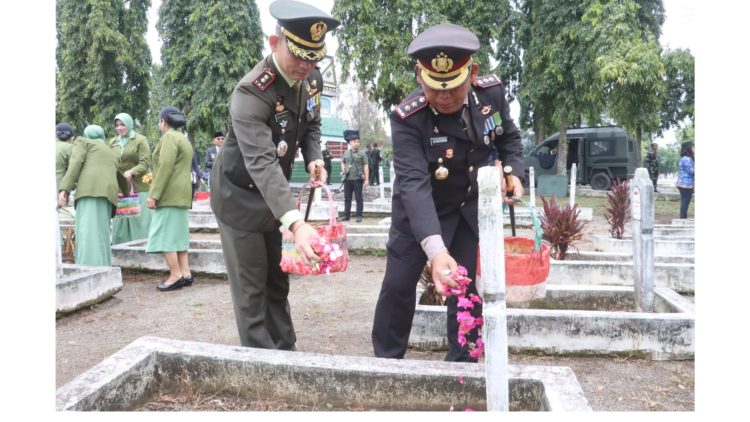 Kapolres Simalungun AKBP M. Aritonang, SH, SIK. MH saat tabur bunga di Makam Pahlawan TMP Nagur Kota Pematangsiantar
