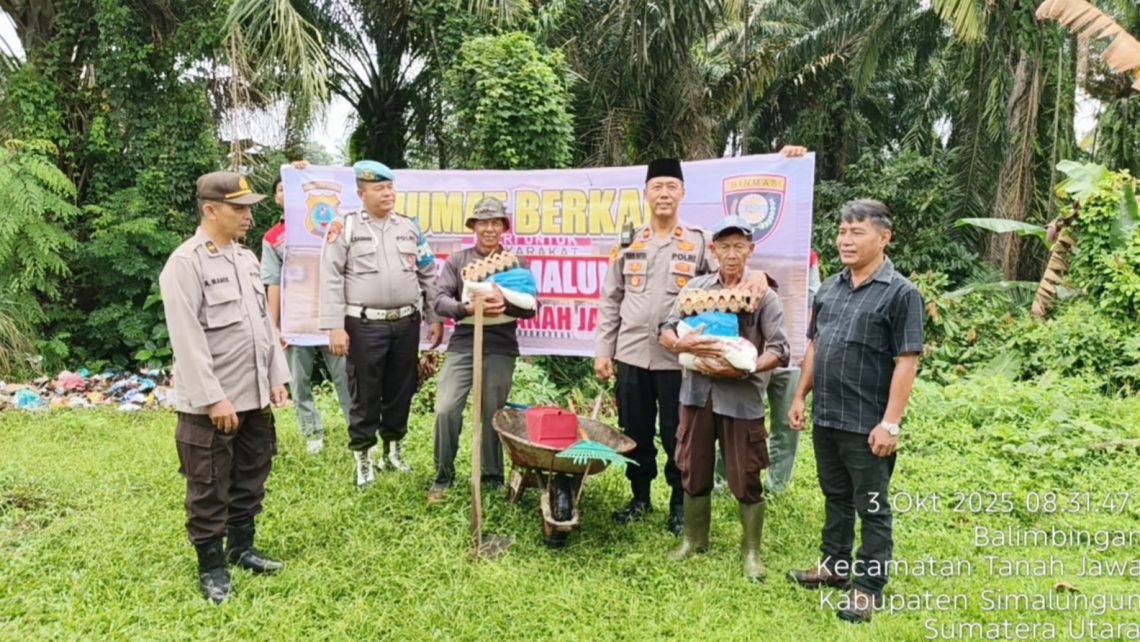 Kapolseķ Tanah Jawa Kompol Asmon Bufitra, S.H. M.H saat memberikan bantuan sembako kepada Bapak Suratno dan Bapak Segar
