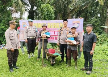 Kapolseķ Tanah Jawa Kompol Asmon Bufitra, S.H. M.H saat memberikan bantuan sembako kepada Bapak Suratno dan Bapak Segar