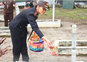 Kapolres Pematangsianțar AKBP Sah Udur T.M. Sitinjak SH. SIK. MH saat tabur bunga di Makam Pahlawan