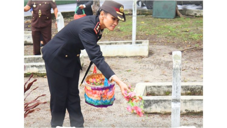 Kapolres Pematangsianțar AKBP Sah Udur T.M. Sitinjak SH. SIK. MH saat tabur bunga di Makam Pahlawan