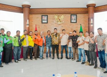 Gubsu Muhammad Bobby Afif Nasution saat menerima driver ojek online (ojol) terkait keluhan sistem tarif. (Foto Ist)