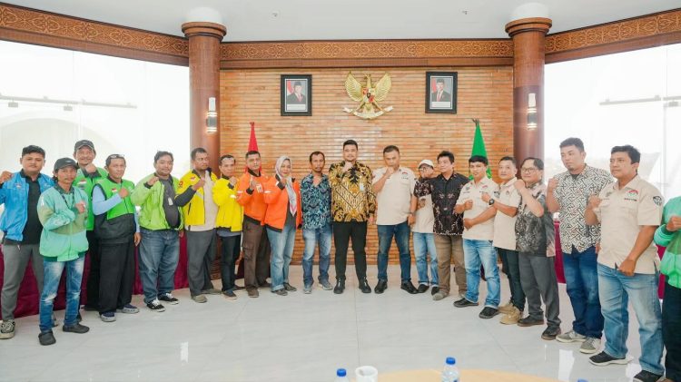 Gubsu Muhammad Bobby Afif Nasution saat menerima driver ojek online (ojol) terkait keluhan sistem tarif. (Foto Ist)