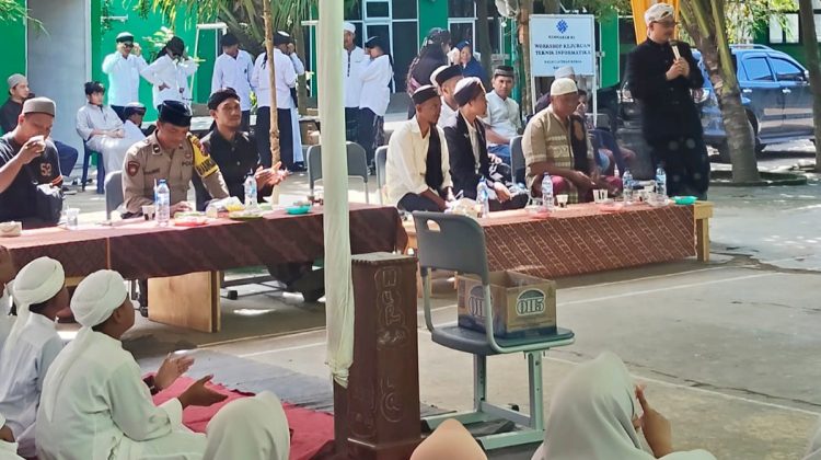 Bhabinkamtibmas Polsek Tanah Jawa Hadiri Peringatan Maulid Nabi Muhammad SAW di Ponpes Da'arul Tauhid