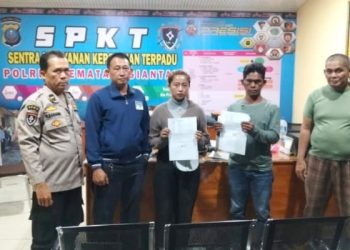 pelaku MS dan Korban YM saat berdamai di saksikan Kepala SPKT Polres Sianțar IPDA Hotmen Saragih SH. MH