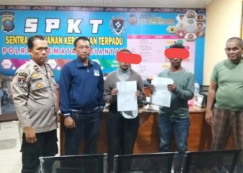 pelaku MS dan Korban YM saat berdamai di saksikan Kepala SPKT Polres Sianțar IPDA Hotmen Saragih SH. MH