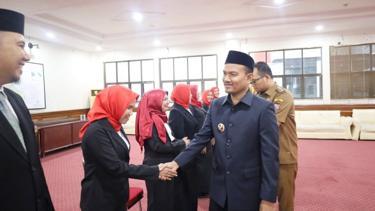 Wali Kota Tanjungbalai, Mahyaruddin Salim melantik 13 Pejabat dilingkungan Pemerintah Kota Tanjungbalai.