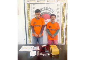 Kedua tersangka Andri Sianturi alias Liek dan Hendra Simajuntak beserta barang bukti diamankan di Sat Resnarkoba Polres Simalungun