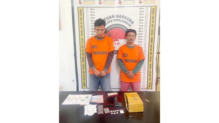 Kedua tersangka Andri Sianturi alias Liek dan Hendra Simajuntak beserta barang bukti diamankan di Sat Resnarkoba Polres Simalungun