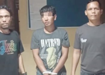 Tersangka PP diapit Kanit Reskrim IPDA Juhandya Malau SH dan Tim Opsnal