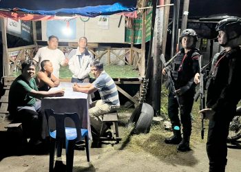 Personil Kompi 3 Batalyon B Sat Brimob Polda Sumut saat patroli dialogis