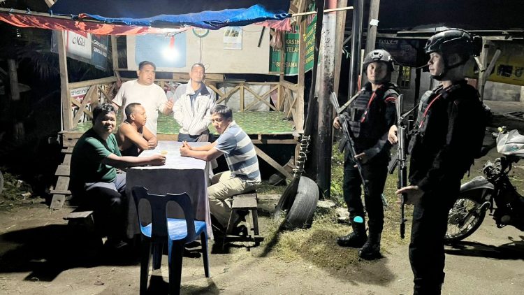 Personil Kompi 3 Batalyon B Sat Brimob Polda Sumut saat patroli dialogis