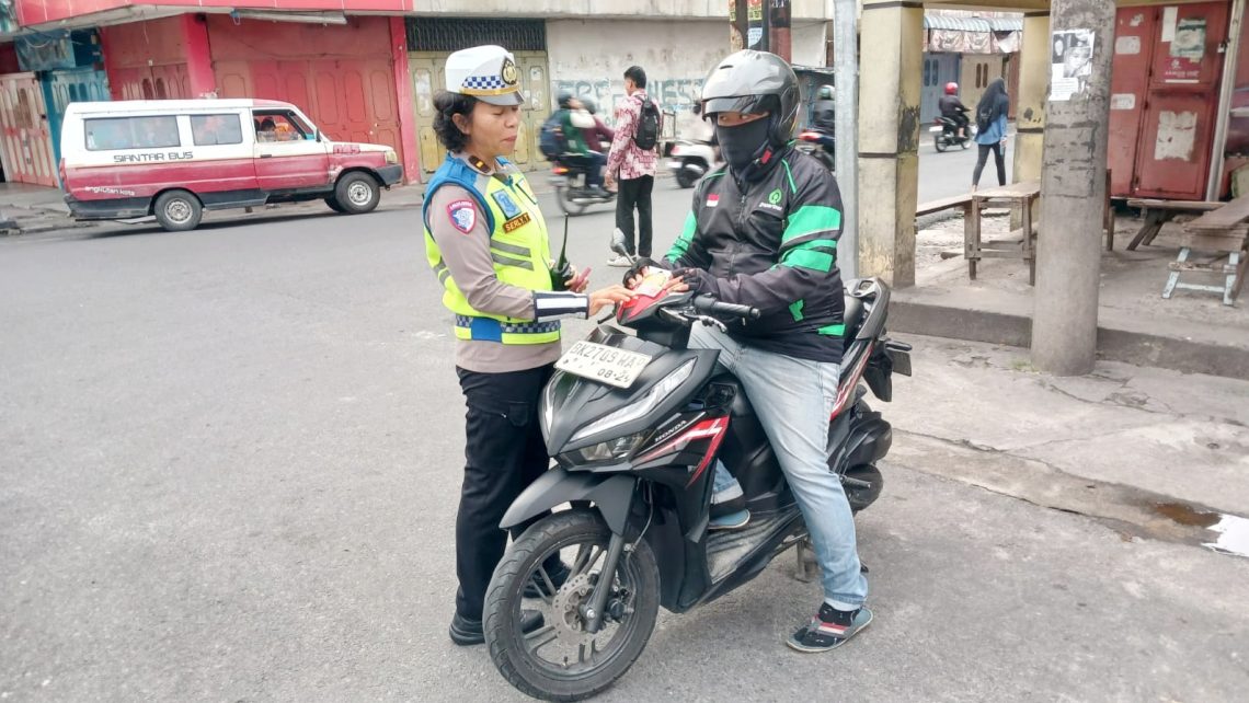 Kanit Kamsel IPDA Serly Tarigan bersama personil memberikan Binluh serta Dikmas Lantas kepada masyarakat pengguna jalan di jalan Sutomo