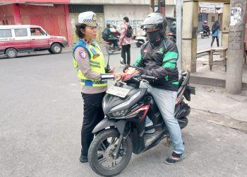 Kanit Kamsel IPDA Serly Tarigan bersama personil memberikan Binluh serta Dikmas Lantas kepada masyarakat pengguna jalan di jalan Sutomo