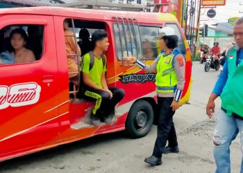 Kanit Kamsel IPDA Serly Tarigan bersama personilnya memberikan Binluh dan Dikmas di Jalan Parapat