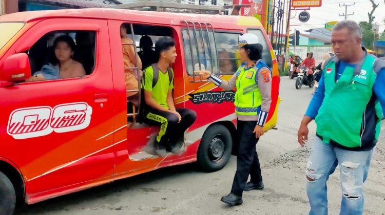 Kanit Kamsel IPDA Serly Tarigan bersama personilnya memberikan Binluh dan Dikmas di Jalan Parapat