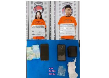 Kedua tersangka SW dan DT beserta barang bukti